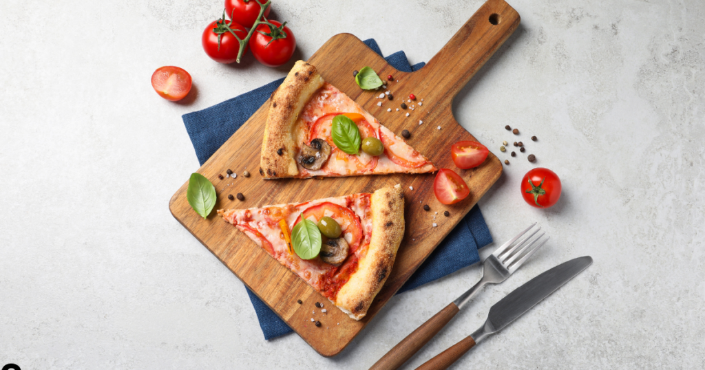 ¿Comer la pizza con cubiertos o con la mano? Lo que dicta la tradición en Roma